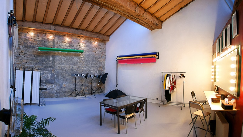 Découvrez notre studio photo à Lyon, l'endroit idéal pour donner vie à vos projets visuels. Réservez dès maintenant