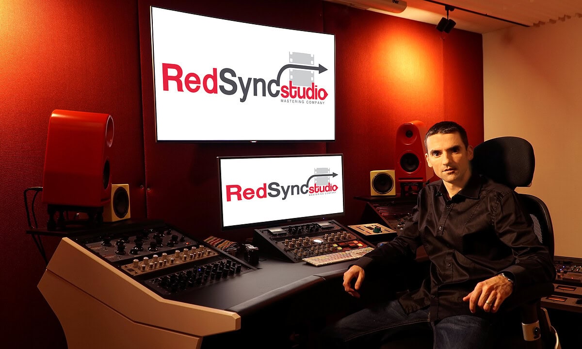 portrait professionnel à lyon réalisé dans un studio de son. photographe portrait corporate lyon 6, mise en valeur d’un entrepreneur dans son environnement de travail.