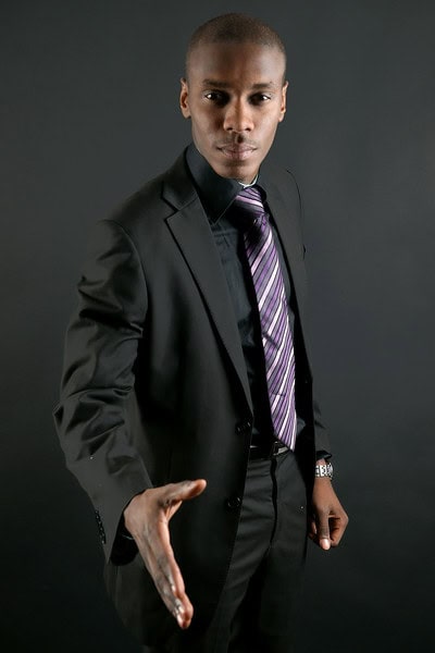 portrait professionnel d’un dirigeant à lyon en costume, réalisé par un photographe portrait corporate. image idéale pour linkedin, cv et communication d’entreprise.